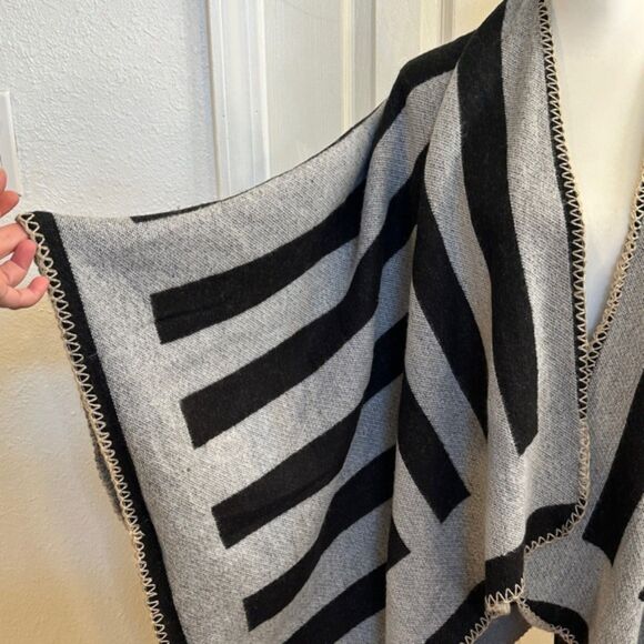 BCBGeneration Shawl Scarf Cardigan Cape OS Striped Cover Up Layer Transitional - Picture 3 of 7